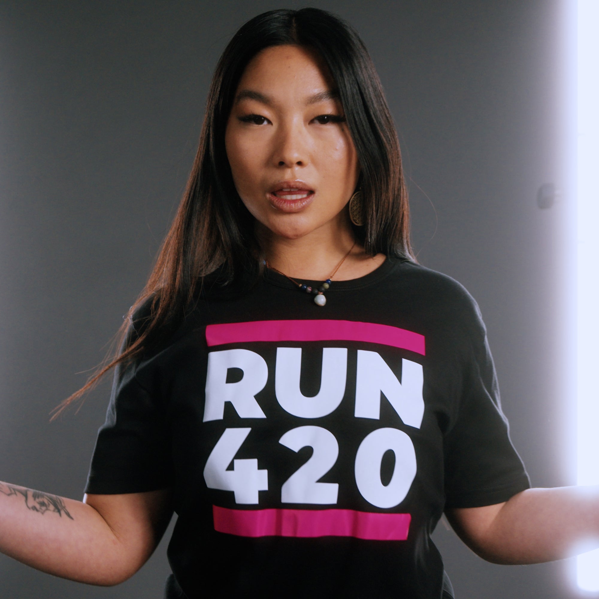 Weibliches Model mit Run 420 T-Shirt