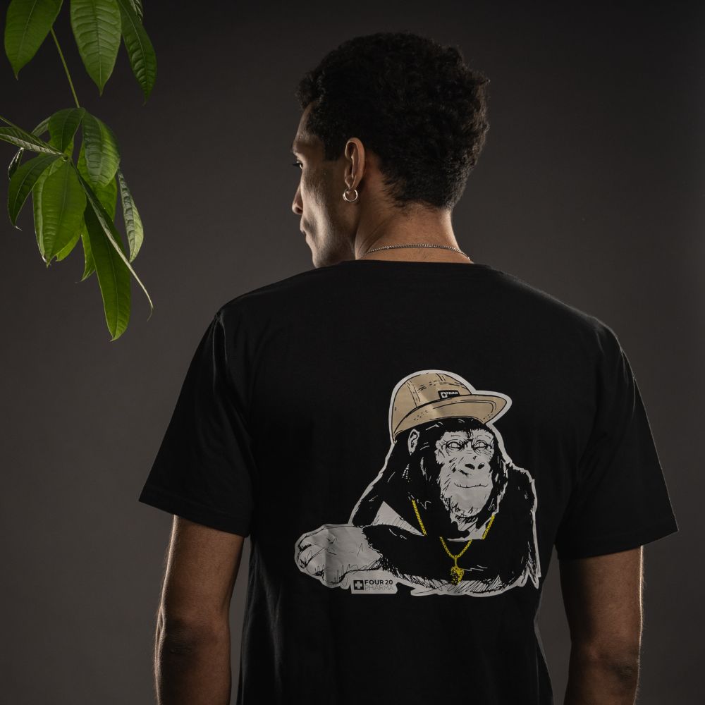 Männliches Model mit Four 20 Fam Gorilla T-Shirt Rückseite